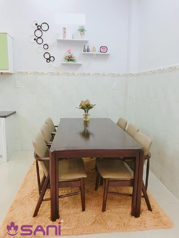Tấm thảm lông xù trang trí ưới bàn ăn một căn hộ quận 2 TPHCM tham long xu trang tri ban an vang dong